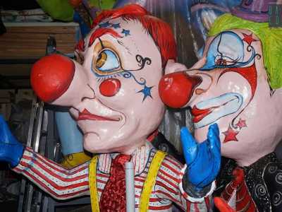 Enormi pagliacci con indosso gli abiti pi� stravaganti